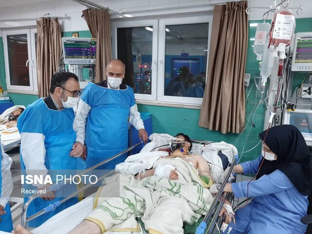 عیادت استاندار خراسان رضوی و تولیت آستان قدس از آسیبدیدگان حادثه دیروز حرم مطهر