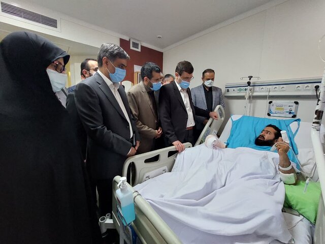 دیدار معاون رئیسجمهور با مجروح حادثه حرم رضوی