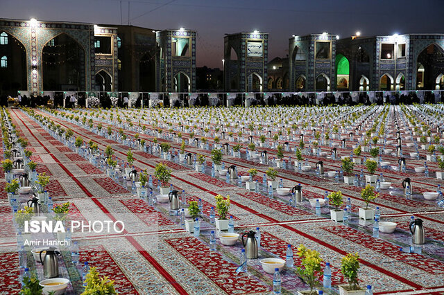 عکس آرشیوی است قدمت برپایی سفره افطار در حرم رضوی به دوران صفویان بازمیگردد