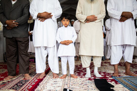 بیشتر مردم فرزندانشان را با پوشش لباس محلی همراه خود به مساجد می‌آورند تا هم تمرینی برای یادگیری نماز و هم انتقال این نوع پوشش به نسل بعد باشد