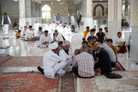 بعضی از مردم در ماه رمضان پس از اقامه نماز جمعه در محل مصلی دور هم جمع شده و گفتگو می‌کنند