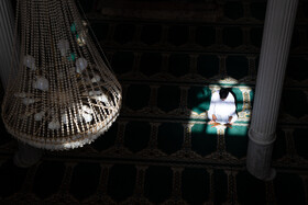 یکی از دانش آموزان مکتب مسجد خطیب در حال تلاوت قرآن قبل از نماز عصر است