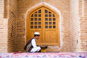 یکی از حفاظ قرآن که پس از نماز عصر و در فاصله باقی مانده به افطار در مسجد مشغول تلاوت قرآن است
