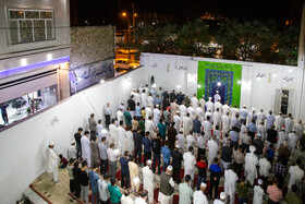 نمازگزاران مسجد فاطمه الزهرا در حال اقامه‌ی نماز در صحن مسجد هستند