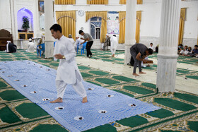 جوانان مسجد در حال آماده سازی سفره افطار
