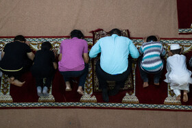 حضور کودکان در کنار بزرگسالان در هنگام اقامه نماز