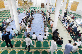 سفره های افطاری مساجد ساده و مختصر است تا صرفا قبل از نماز مغرب نمازگزاران روزه خود را افطار کنند