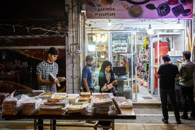 در شب عید فطر برخی دستفروشان در پیاده رو ها بساط می کنند که در این شب ها مجاز هستند