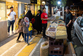 در شب عید فطر برخی دستفروشان در پیاده رو ها بساط می کنند که در این شب ها مجاز هستند