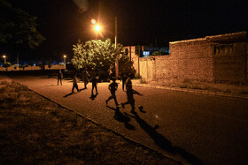 در شب های ماه رمضان بچه های هر محله در کوچه و خیابان مقابل منزلشان مشغول بازی هستند