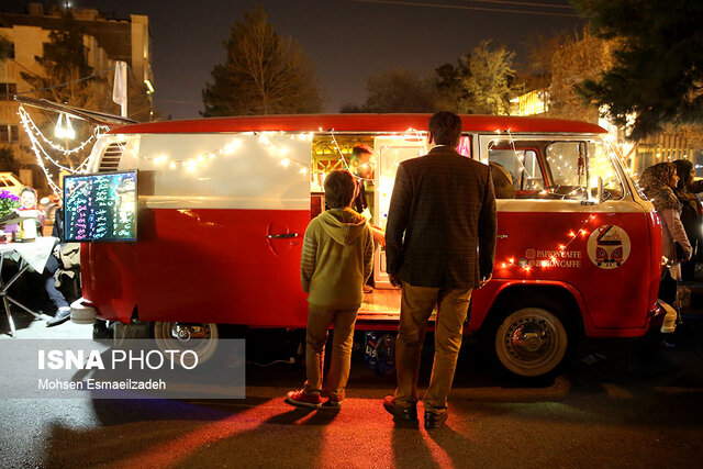 عکس آرشیوی است از «حیات شبانه» شهر چه میدانید؟