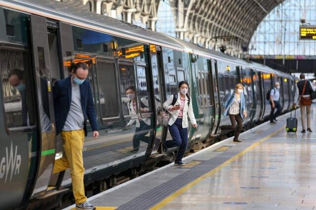 کاهش دستمزدها در انگلیس و تشدید فشار هزینه‌های زندگی