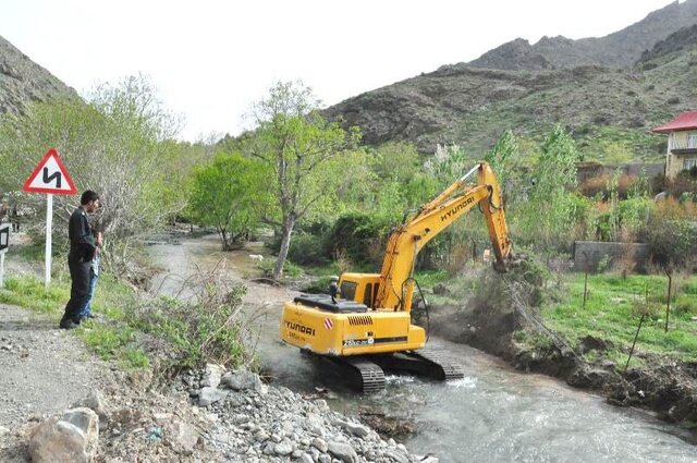 عکس از آرشیو است جادهای که دلبرانههایش را گرفتهاند