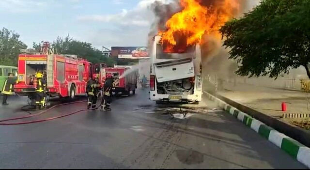 حریق اتوبوس کارکنان یک شرکت در بلوار وکیل‌آباد مشهد 