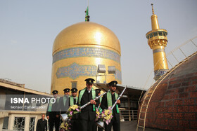 تعویض پرچم گنبد منور رضوی در سالروز ولادت حضرت رضا(ع)