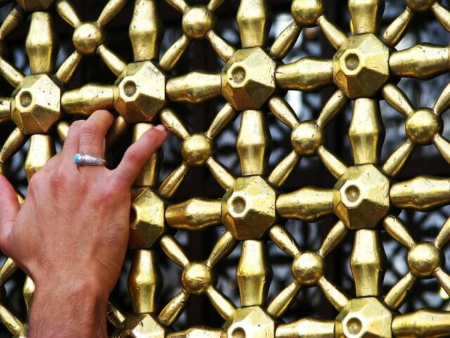 عکس تزئینی است پنجره فولاد امام رضا(ع) برای نخستین بار در چه دورهای ساخته شد؟