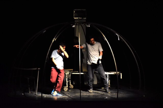 عکس از آرشیو سیوسومین دوره تئاتر خراسان شاهد حضور ۳ نسل متفاوت است