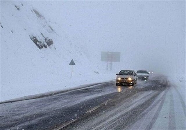 تردد در محورهای چناران فقط با زنجیر چرخ/ کمبود و عمر بالای ماشین‌آلات مهم‌ترین مشکل راهداری 