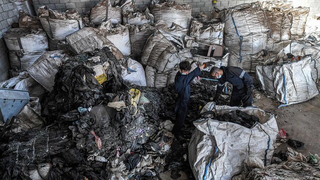جوانان مصری با طاعون پلاستیکی مبارزه میکنند