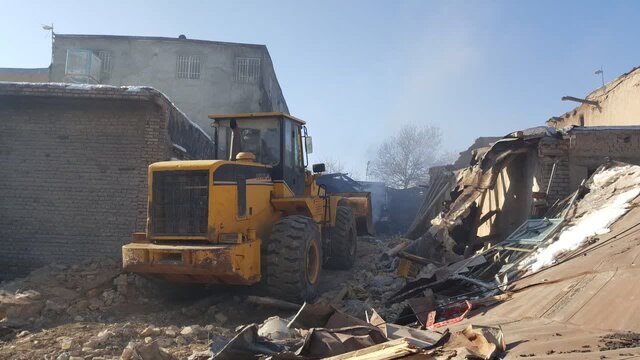 آتشسوزی واحدهای تجاری در قوچان مهار شد/ نبود نردبان هیدرولیک چالش جدی آتشنشانی