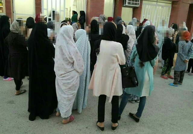 عکس آرشیوی است تجمع دانشجویان دختر دانشگاه فنی و حرفهای نیشابور به دلیل نداشتن خوابگاه