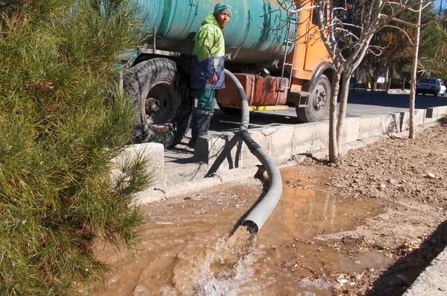 عکس از آرشیو است فضای سبز شهر کندر با آب شرب آبیاری میشود