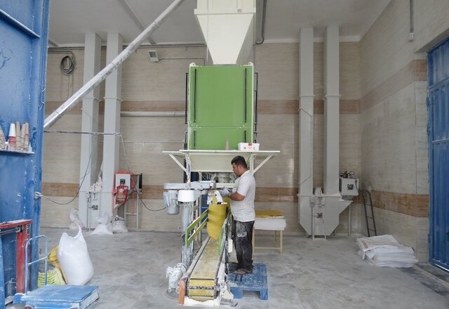 عکس از آرشیو است قوانین دست و پاگیری که منجر به کاهش نیروهای یک کارخانه آرد در تایباد شده است