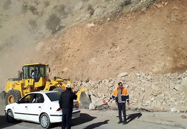جاده گناباد-فردوس به دلیل احتمال ریزش کوه مسدود شد