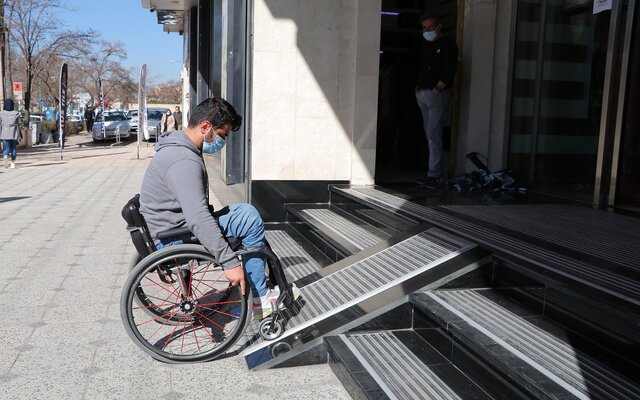 معلولان و جانبازان نباید پشت در هیچ اداره و بانکی بمانند
