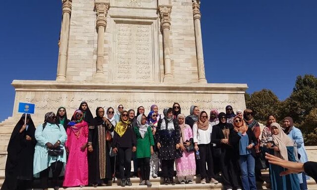 بازدید فعالان رسانهای حوزه زنان جهان از آرامگاه فردوسی بازدید فعالان رسانهای حوزه زنان جهان از آرامگاه فردوسی