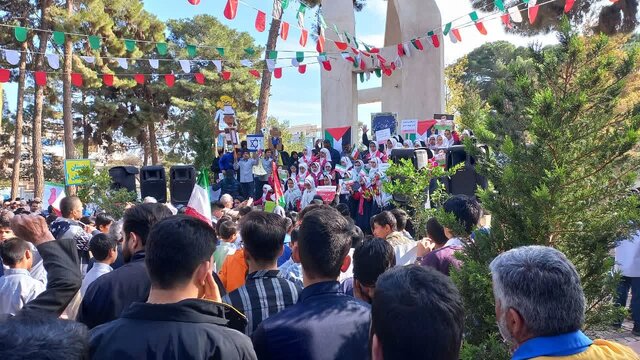 ۱۳ آبان و میلیونها مشتی که برای نابودی آمریکا و اسرائیل گره شدند