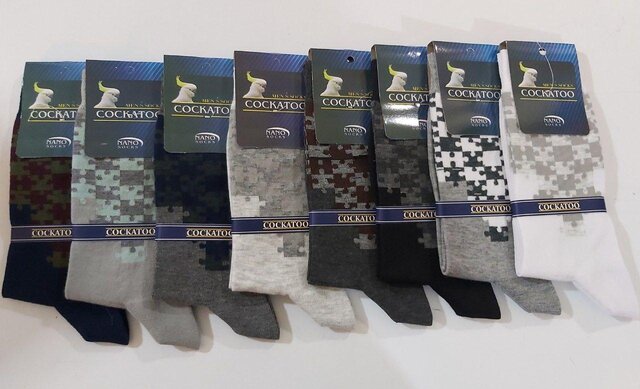 دستگاه جوراببافی این پیرمرد دیگر نای چرخیدن ندارد