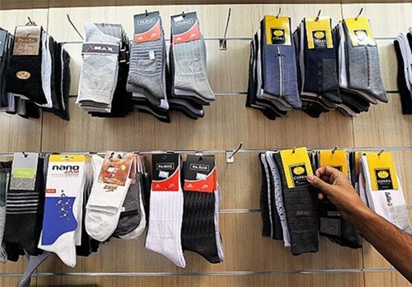 دستگاه جوراببافی این پیرمرد دیگر نای چرخیدن ندارد