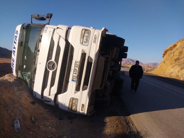 مسدود شدن ۸ ساعته مسیر جادهای بینالمللی عبداله گیو به سلطانآباد بر اثر واژگونی تریلی