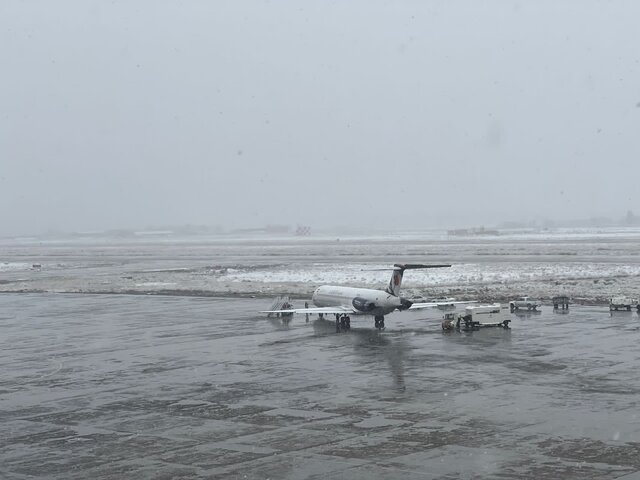 پروازهای فرودگاه مشهد به دلیل بارش برف تا اطلاع‌ثانوی لغو شد