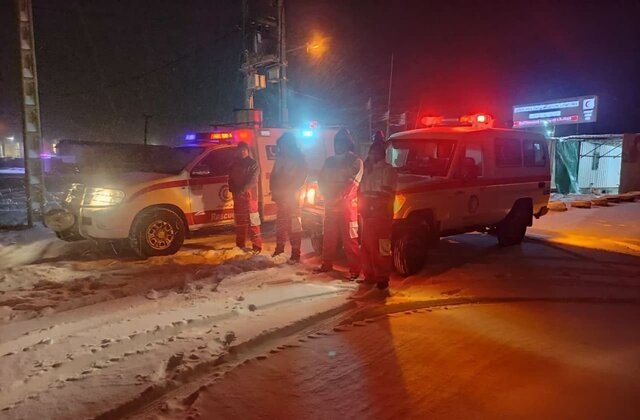 امدادرسانی به ۸۵ مسافر زمستانی گرفتار در برف وکولاک/ توزیع ۱۰۰ تخته پتو میان مسافران 