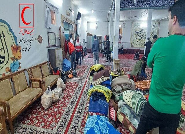 امدادرسانی به ۸۵ مسافر زمستانی گرفتار در برف وکولاک/ توزیع ۱۰۰ تخته پتو میان مسافران