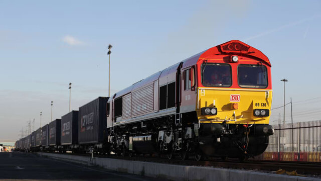 عکس تزئینی است ورود قطار ۵ ستاره به شبکه ریلی همدان