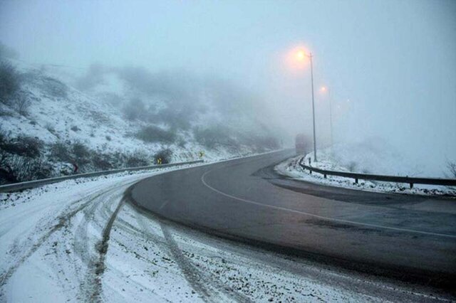 یخ‌زدگی سطح جاده‌های خراسان رضوی به دلیل کاهش دمای هوا