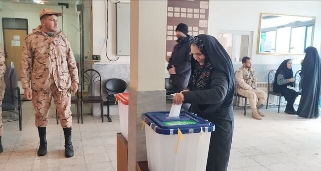 ساعتها تلاش برای رساندن صندوقهای اخذ رأی به مناطق عشایری کلات در برف و کولاک شدید