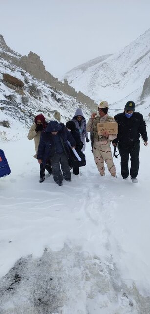 ساعتها تلاش برای رساندن صندوقهای اخذ رأی به مناطق عشایری کلات در برف و کولاک شدید