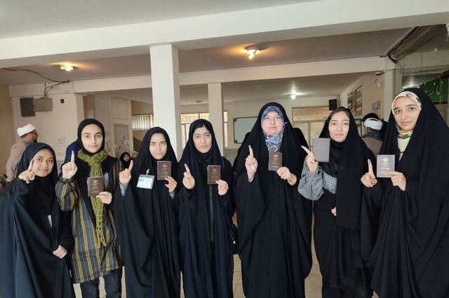 ساعتها تلاش برای رساندن صندوقهای اخذ رأی به مناطق عشایری کلات در برف و کولاک شدید