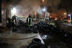اطفاء حریق فروشگاه لاستیک در مشهد/محبوسی ۱۲ نفر و مصدومیت یک آتش‌نشان