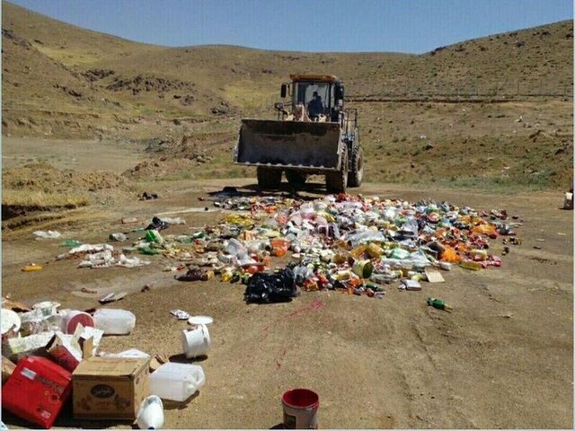 تصویر تزیینی است معدومسازی بیش از ۳ تن مواد غذایی فاسد در میرجاوه