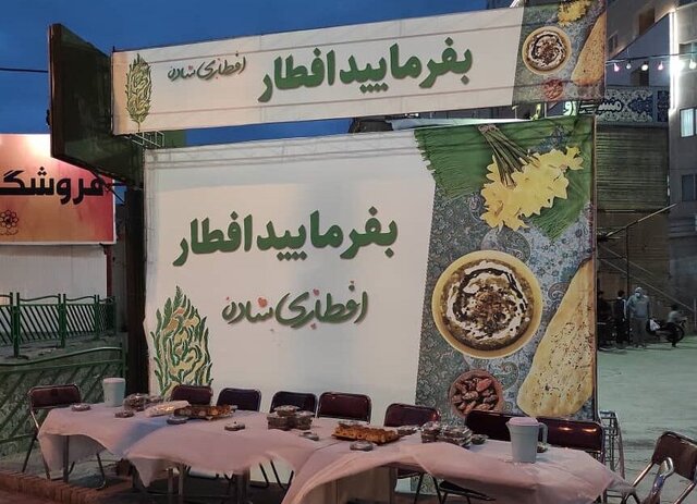 عکس از آرشیو است پذیرایی از مسافران نوروزی با افطاری ساده در «دروازه تاریخ و طبیعت»