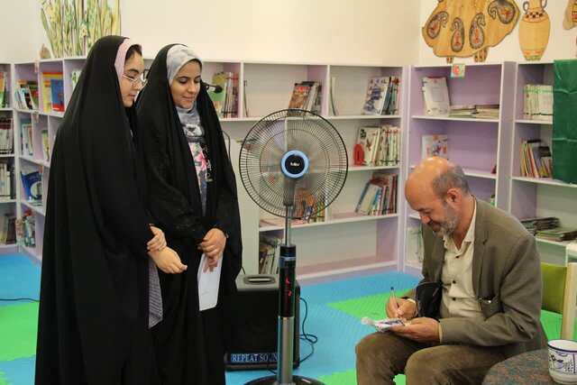 این مرد برای کودکان سرزمینش داستان مینویسد