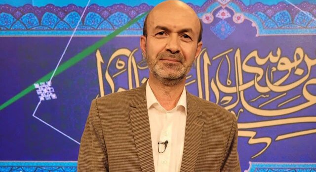 این مرد برای کودکان سرزمینش داستان مینویسد