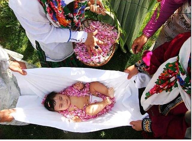 آئین سنتی «گل غلتان» خراسان رضوی سرشار از نشاط و لطافت