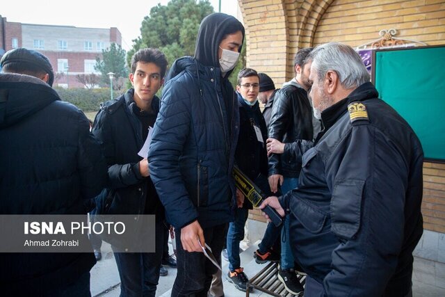 عکس آرشیوی کشف ابزار تقلب از یک داوطلب کنکور خواف