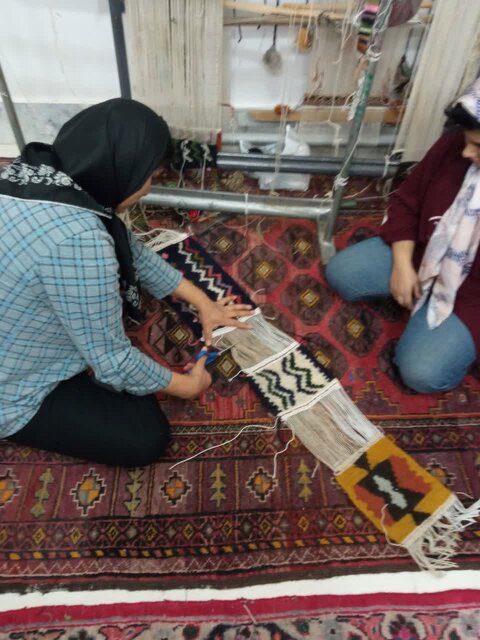 ۵۰۰ هنرمند چنارانی در رشتههای صنایعدستی فعالیت دارند